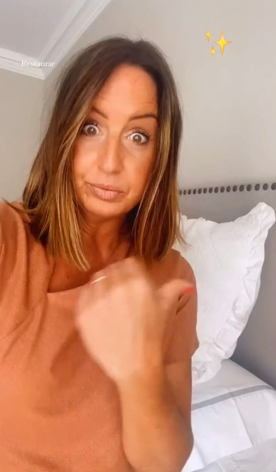 Reparador casero para muebles de madera color castaño a oscuro..